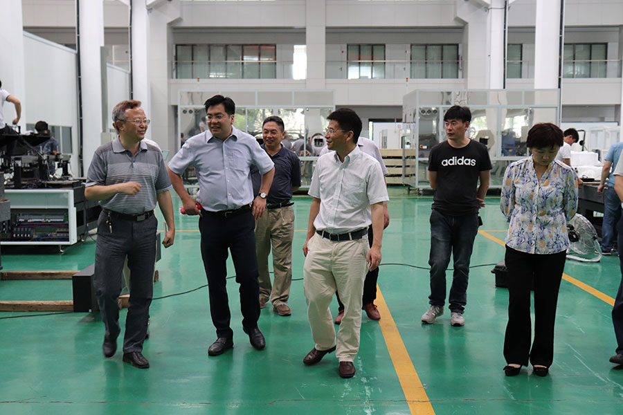 武汉大学物理学院院长、中科院徐红星院士来公司考察(图6)