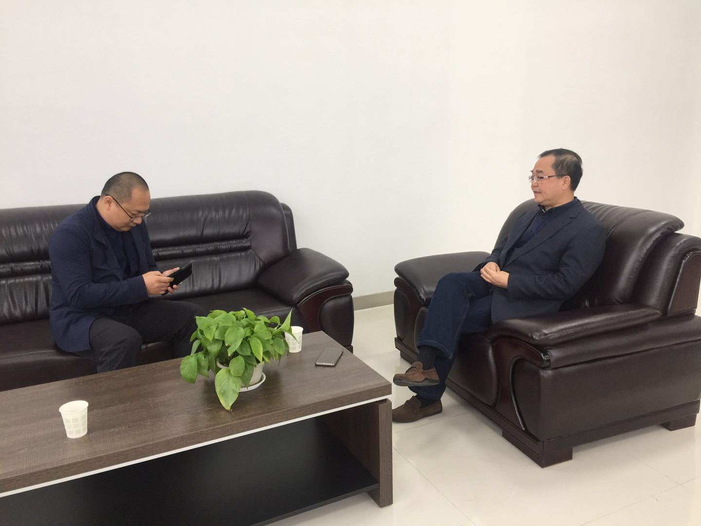  陈教授和市政府领导到公司参观(图2)